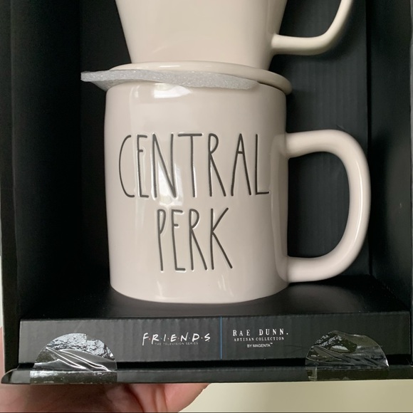 🇺🇸 Rae Dunn x Friends CENTRAL PERK coffee drip mug set - Picture 3 of 8